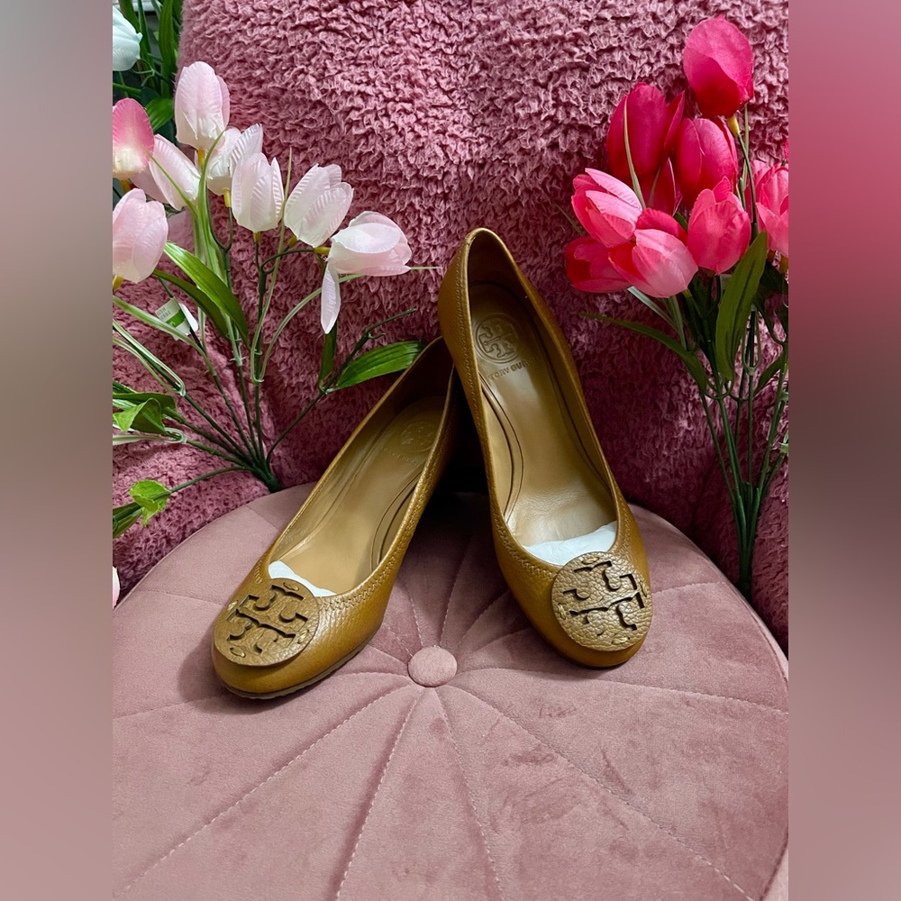 💖Pre-Loved Tory Burch Sally Tan Leather Wedges with Signature Medallion Size 6